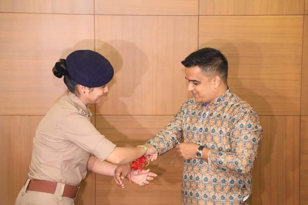 Amreli_Police's tweet photo. માનનીય ગૃહરાજ્યમંત્રી શ્રી હર્ષભાઈ સંઘવીએ મહિલા પોલીસની સાથે ઉલ્લાસભેર રક્ષાબંધન પર્વની ઉજવણી કરી અને તિરંગાનું વિતરણ કરીને સૌને રક્ષાબંધન સાથે દેશભક્તિના બંધનથી પણ જોડ્યા. @sanghaviharsh https://t.co/2GnT4l2Mcx