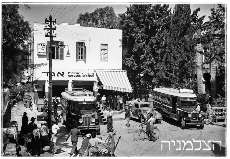 الصورة من عام 1938 لمحطة حافلات في تل أبيب.. @NLIsrael ...