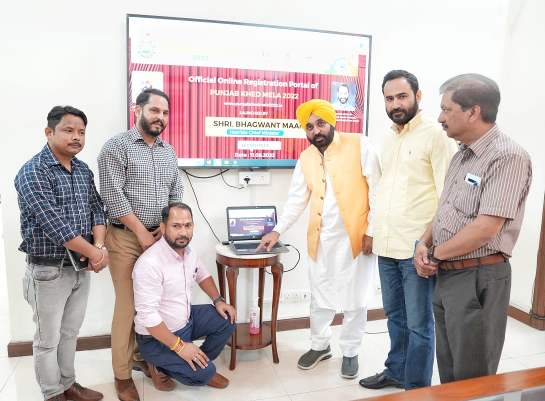 BhagwantMann's tweet photo. ਮੇਜਰ ਧਿਆਨ ਚੰਦ ਜੀ ਦੇ ਜਨਮ ਦਿਹਾੜੇ ਮੌਕੇ 29 ਅਗਸਤ ਨੂੰ 'ਖੇਡਾਂ ਵਤਨ ਪੰਜਾਬ ਦੀਆਂ' ਦੀ ਸ਼ੁਰੂਆਤ ਹੋਵੇਗੀ…ਖੇਡਾਂ ‘ਚ ਹਿੱਸਾ ਲੈਣ ਲਈ ਆਨਲਾਈਨ ਰਜਿਸਟ੍ਰੇਸ਼ਨ ਦੀ ਸ਼ੁਰੂਆਤ  ਕੀਤੀ…

ਖੇਡਾਂ ਨੂੰ ਚਾਹੁਣ ਵਾਲਿਆਂ ਨੂੰ ਅਪੀਲ…ਵੱਧ ਤੋਂ ਵੱਧ ਖੇਡਾਂ ‘ਚ ਹਿੱਸਾ ਲਵੋ…ਮੇਰੀ ਸਰਕਾਰ ਪੰਜਾਬ ਨੂੰ ਖੇਡਾਂ ਦੇ ਖੇਤਰ ‘ਚ ਮੋਹਰੀ ਬਣਾਉਣ ਲਈ ਵਚਨਬੱਧ ਹੈ https://t.co/HAvJrXWfmK