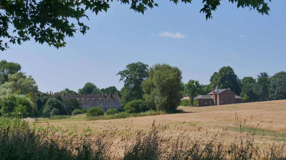 How do our gardeners rise to the challenge of dry conditions? The team start early to water any newly-planted or particularly thirsty flowers to help them look their best, but we can keep this to a minimum. Mulching our beds with home-grown compost helps with water retention.