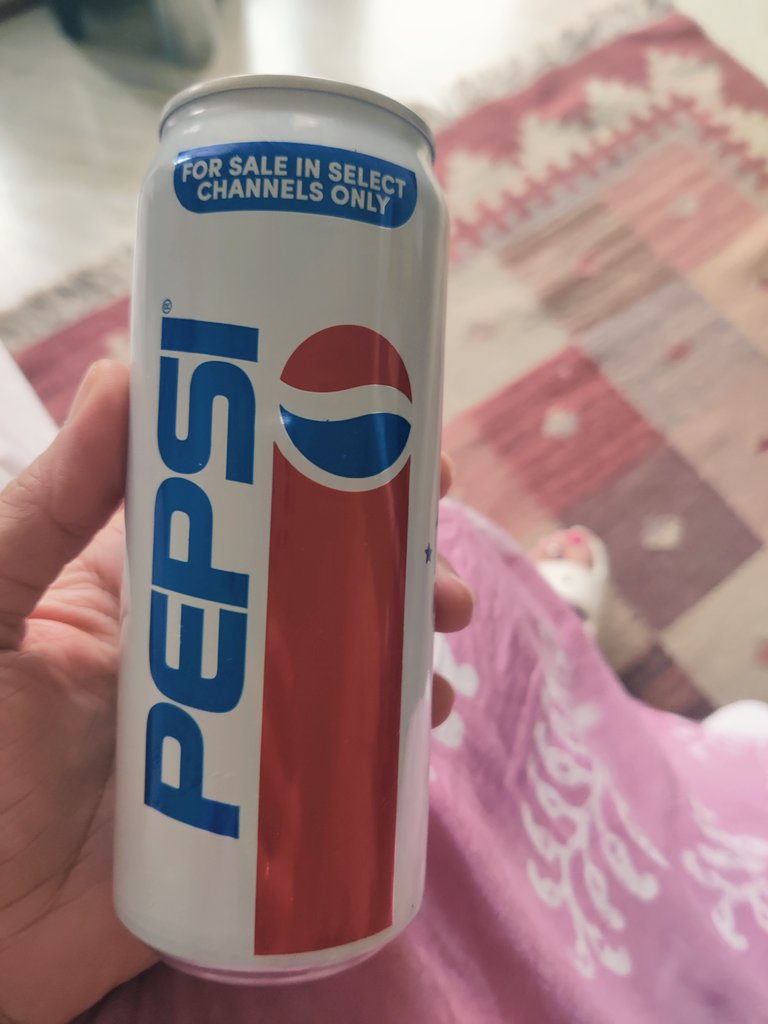 finallyhereiam's tweet photo. In a food hamper, hidden between packs of mathris and biscuits, it lay. #retro90 #Pepsi https://t.co/wMrrPfiMRi