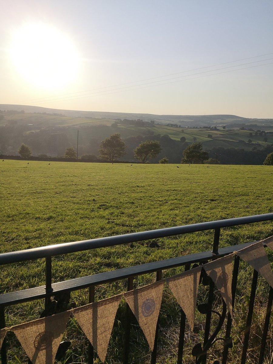 Absolutely stunning sunset last night at <a href="/Fleece_Inn/">The Fleece Inn</a>. I can't wait to get started on editing Paul &amp; Anna's wedding.

#weddingphotography #sunset #weddingday #weddingvenue