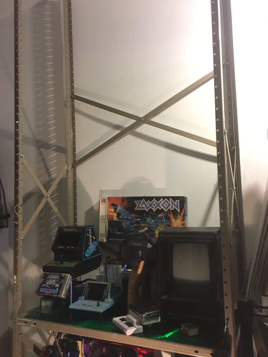 p4ra114x_5h1f4's tweet photo. I know that I’ve said it before but I’ll say it again, I FINALLY putting up my 3D Video Game collection, FOR REAL. And it’s going to be super sweet. Next two shelves will be the monitors, displays, crts, & modern headsets 👀 #3DvideoGame https://t.co/Z87Qye0XIK