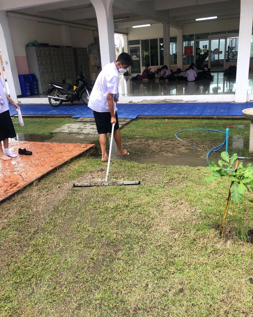 pakjirapowpech's tweet photo. เมื่อสนามบาสน้ำท่วม https://t.co/RqTga5ex1J