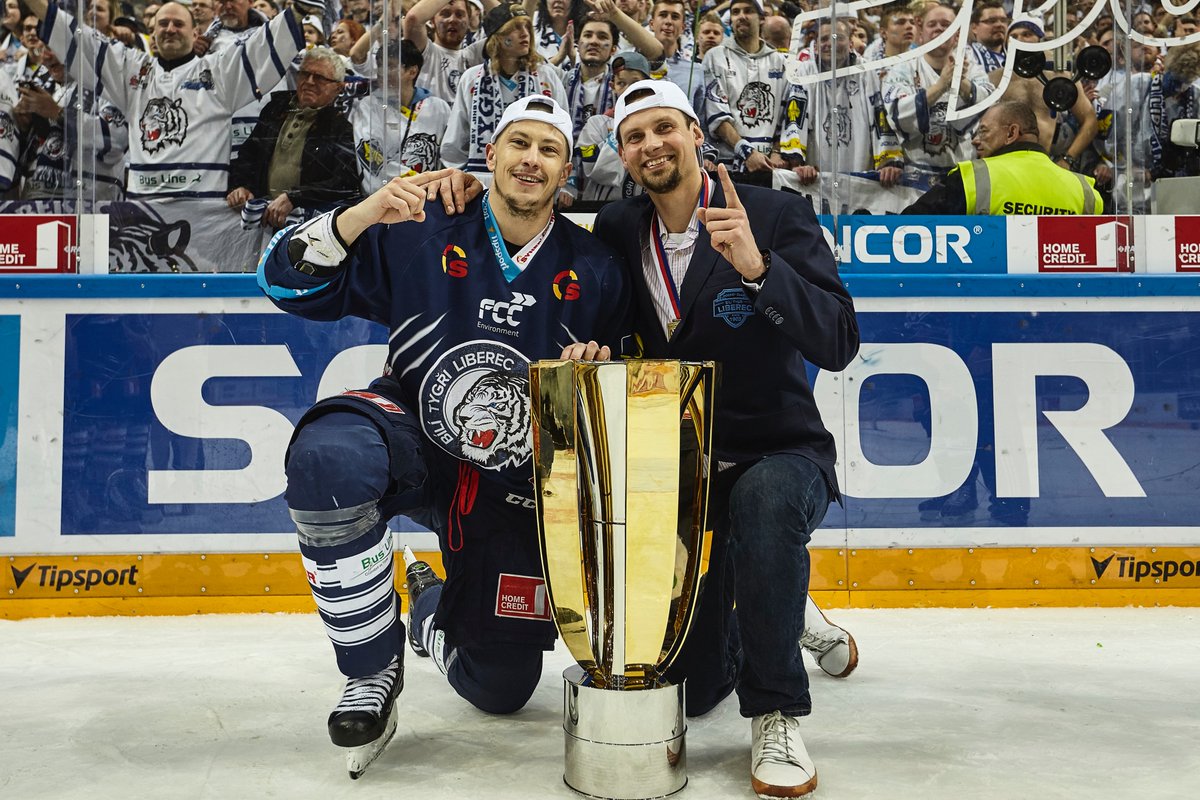 hcbilitygri's tweet photo. 🤧 Ve svých 40 letech končí kariéru Martin Ševc, který s Tygry slavil zisk mistrovského titulu a dvě stříbrné medaile. Děkujeme za všechny vzpomínky, Švícko! 👏🏻🎩 https://t.co/GsG4UtLJEv