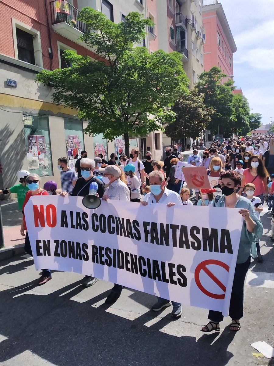 noenunbarrio's tweet photo. @MarianoFuentesS A ti te va más dar licencias a cocinas industriales en barrios residenciales. No se si de izquierdas o de derechas… tienes los días contados igual que las #cocinasfantasma. Las últimas tristemente las cerrará un juez, a ti y a tu formación las próximas elecciones https://t.co/YJ4zf9IRCV