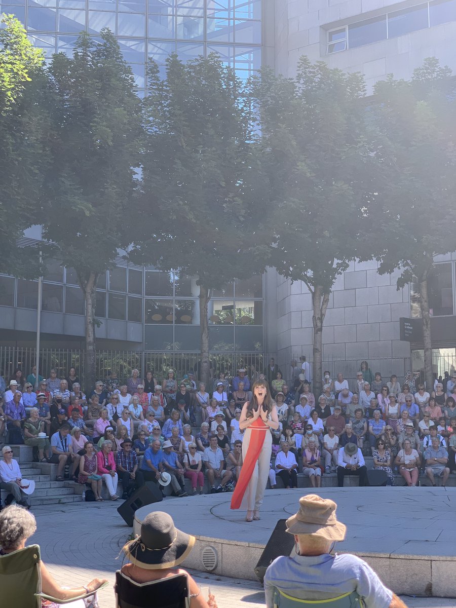 Dublin_ie's tweet photo. Beautiful day for #OperaInTheOpen @DubCityCouncil @LabDCC 🌞🎶💗 #Dublin #FreeConcert #OutdoorConcert #OutdoorPerformance #Opera https://t.co/VQpnn04k0s