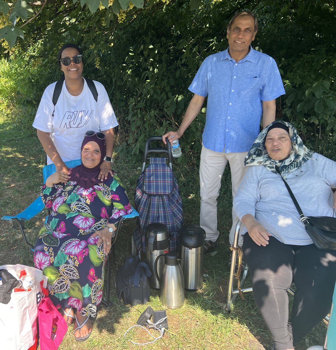 CouncillorSaf's tweet photo. Talking to our wensely residents about the bus cuts. It left them vulnerable and angry 😡 so are we BurngreaveMessenger StaffTalib Hussain #buscuts @SheffLabour @UKLabour https://t.co/WiPbJdvKG7