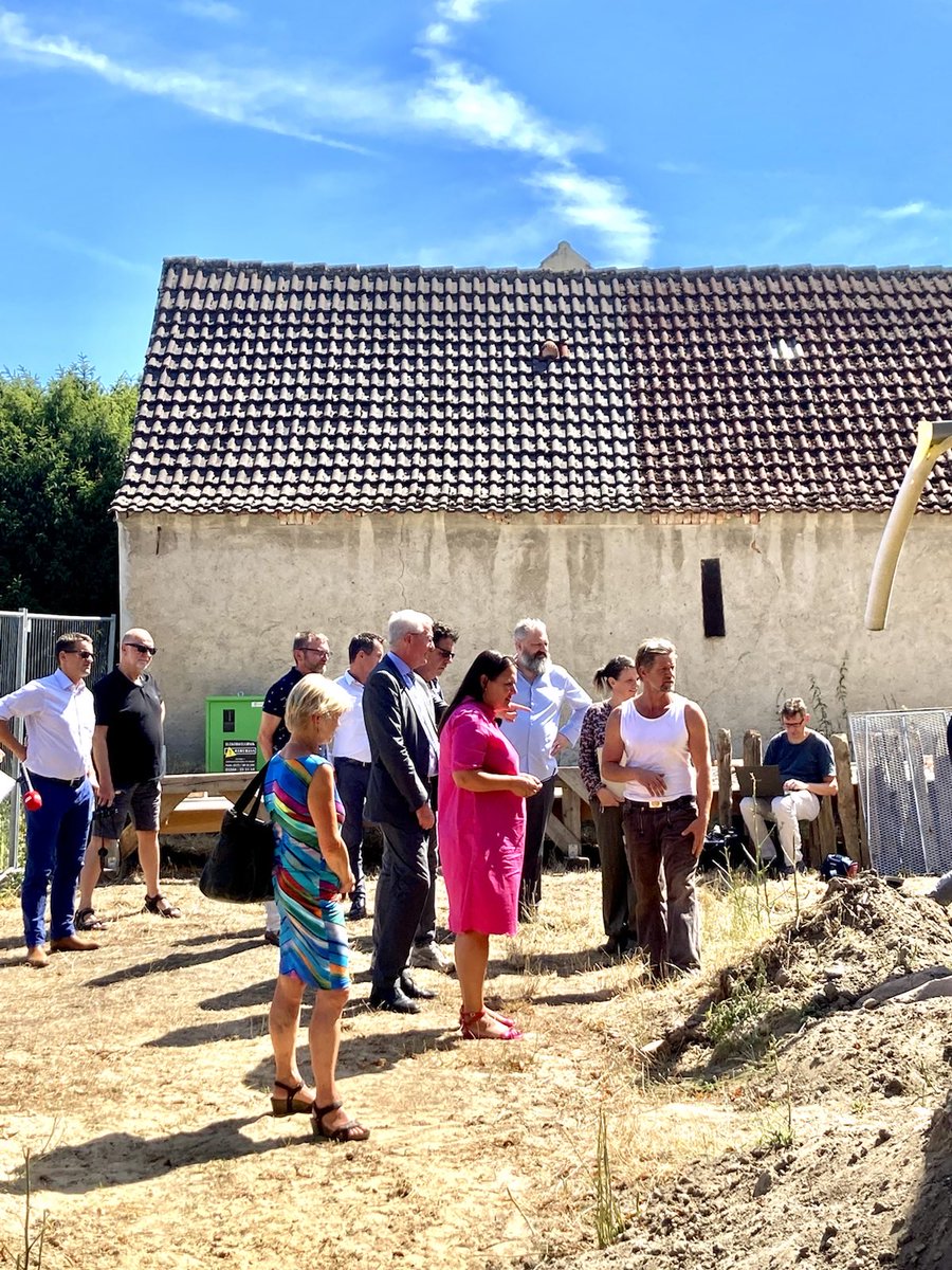 mwfkbrb's tweet photo. Baustellenbesuch I: Kossätenhaus #Altranft, Bj. 1698, nach Trockenlegung #Oderbruch Umbau zum reinen Bauernhaus. Leerstand seit den 1960ern. Häuserretterin Kiri Westphal saniert es nun (#MWFKgefördert mit insg. 150.000 €), künftig Nutzung als hist. Herberge. @MIL_Brandenburg https://t.co/ev5txsU6mW