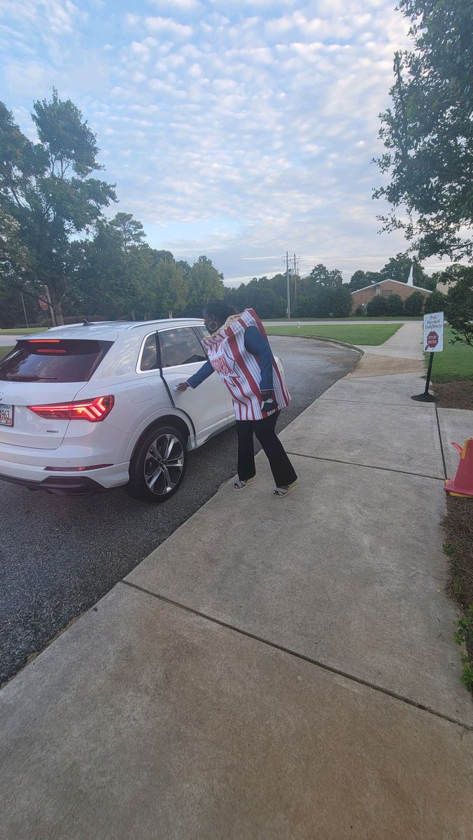 RedOakElemen's tweet photo. Our principal is committed to making sure our Fall Fundraiser is "poppin".
@HenryCountyBOE 
@RedOakElemen
@ROEPrin_Akbar
@LearninHenry
#RedOakReady 
#BetterTogether  
#ExpectExceptionalHCS
#Doublegoodpopcorn https://t.co/mKsxw0qHBH