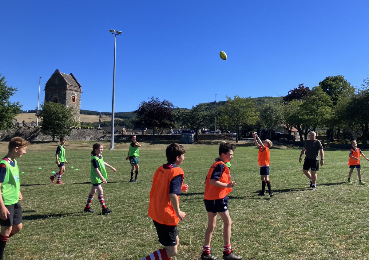 PeeblesHSPhysEd's tweet photo. New S1 kicked off their season with rugby camp this morning. Some promising skills on display and a positive attitude. Same again tomorrow morning. 
1000. All S1 welcome. 🏉 https://t.co/oaHbZiyKAg