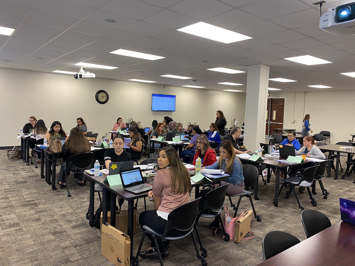 dlrmer's tweet photo. Our new Master List Clerks are receiving their orientation today. Thank you for all your energy and advocacy for our EB students @PasadenaML @aniklt @ee_stephie https://t.co/gAcjnUtSSS