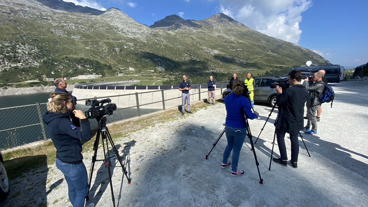 ewz_energie's tweet photo. Taten statt Worte: Innert zwei Jahren realisieren wir die zweite hochalpine #Solargrossanlage☀️ an einer Staumauer. 
Grosses Interesse der Medien 📺 bei der Besichtigung der Anlage an der Staumauer Valle di Lei unsere Partner Kraftwerke Hinterrhein AG https://t.co/Gqml5CXux4