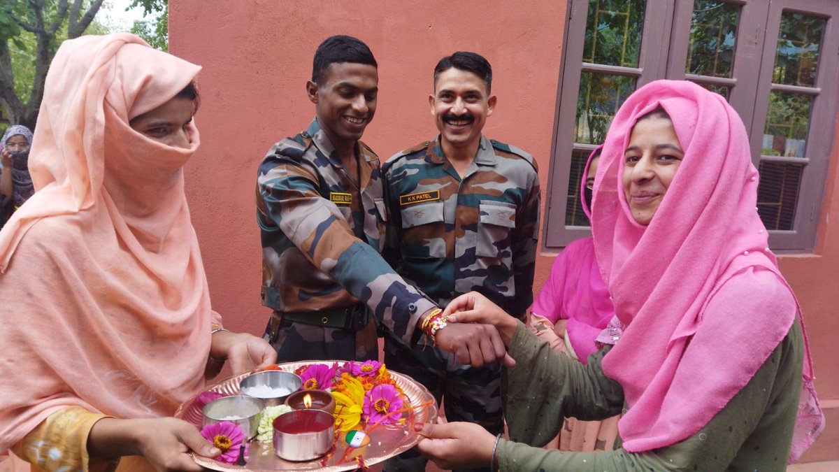 Abhi_Sheikh5064's tweet photo. #RakshaBandhan #Celebration in #Kashmir #India. #Kashmiri girls tie knot to #IndiaArmy personnel on #rakshabandhan2022.  #KashmirTabSeAbTak https://t.co/SQknv3TsiE