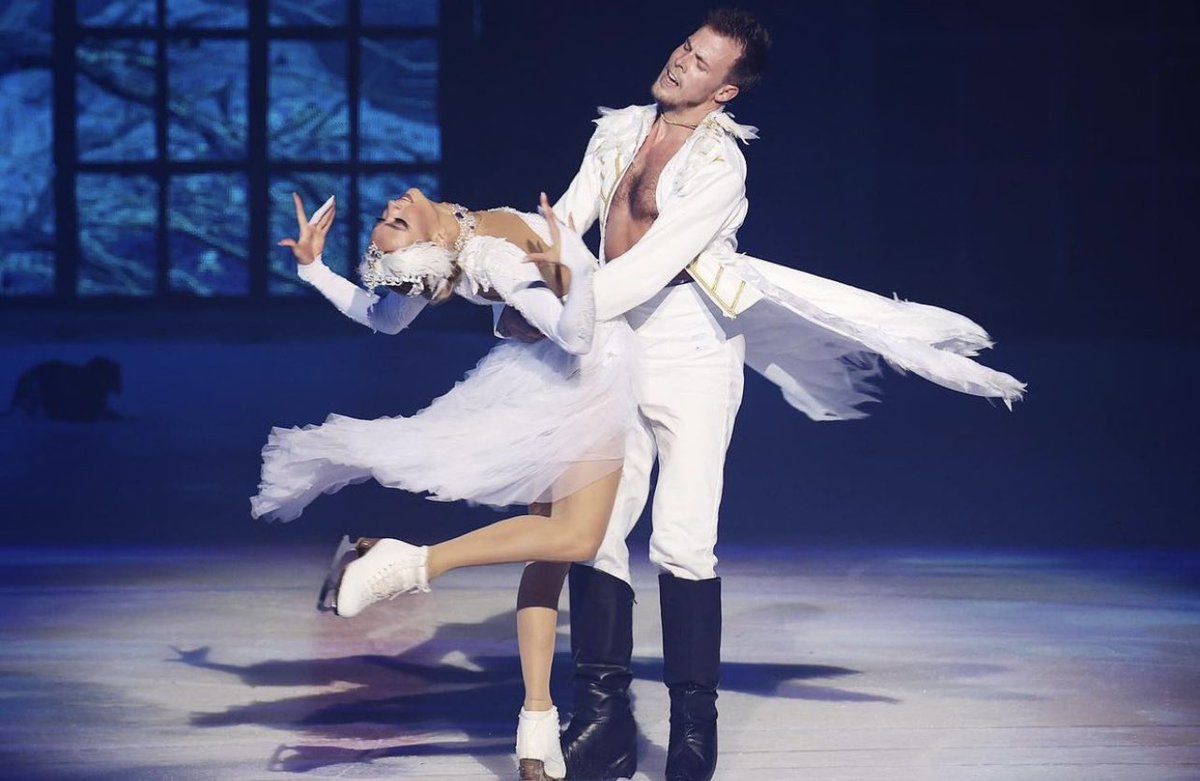 R1FigureSkating's tweet photo. The premiere of the ballet on ice "Swan Lake" took place.  Ice show #Tatiana #Navka https://t.co/6t2yQbTY2R