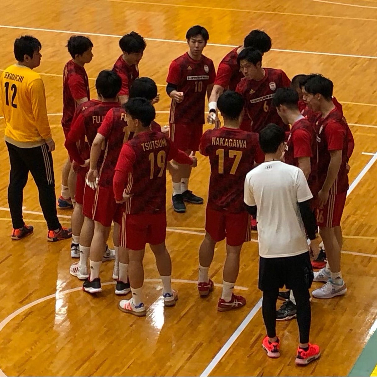 TMEJ_FAN's tweet photo. 〈ハンドボール部🤾‍♂️〉試合結果
トヨタ紡織九州🌪との対戦、25対31で敗戦😭
暑い中、会場にお越しいただいた皆さんに感謝🤾‍♂️
阿部新監督の初陣を勝利で飾れず申し訳ありません🙇‍♂️次戦も一戦必勝で頑張ります🤾‍♂️応援お願いします📣

#トヨタ自動車東日本#REGAROSSO #日本ハンドボールリーグ#JHL#宮城県#大郷 https://t.co/lGJalRZXR5