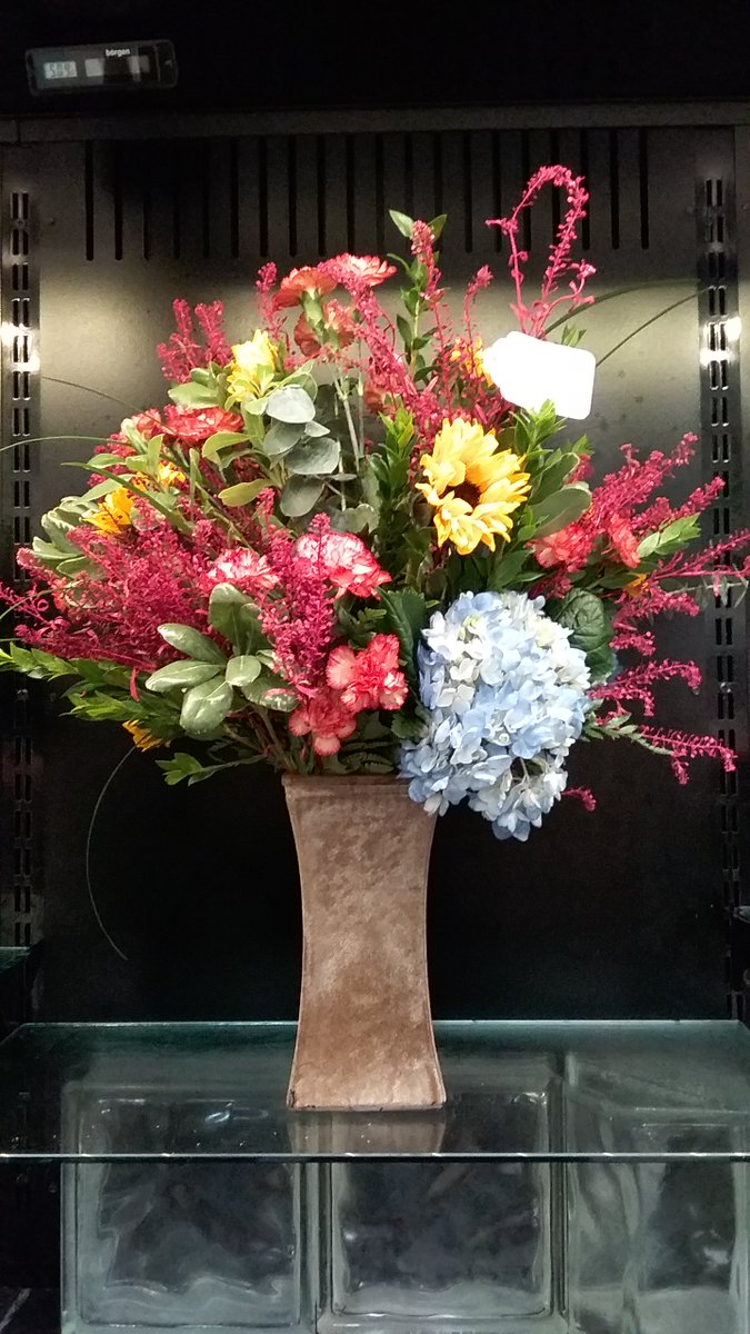 RaymorePC's tweet image. Check out this stunning #floral #boutique our florist put together! 💐#beautiful #plantlovers #pricechopper #raymore