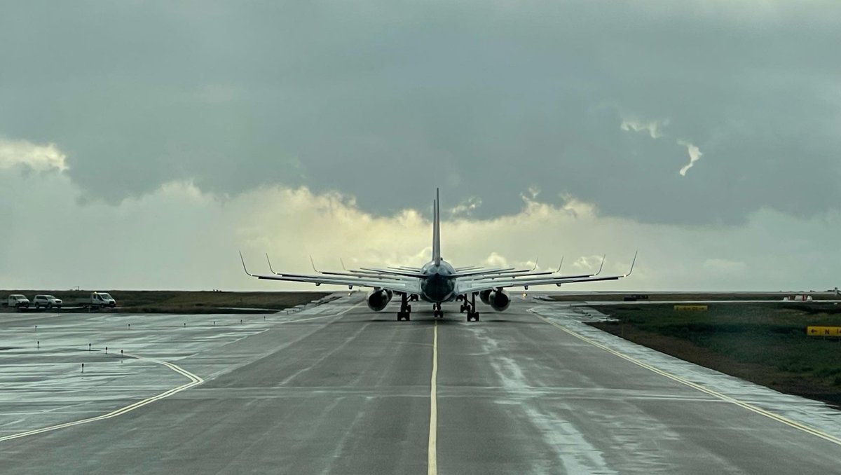 Getting your ducks in a row for end-of-summer travels? You’re not seeing double – that’s 4 aircraft in line for takeoff, ready to take you on your next vacation! bit.ly/3pecWEG