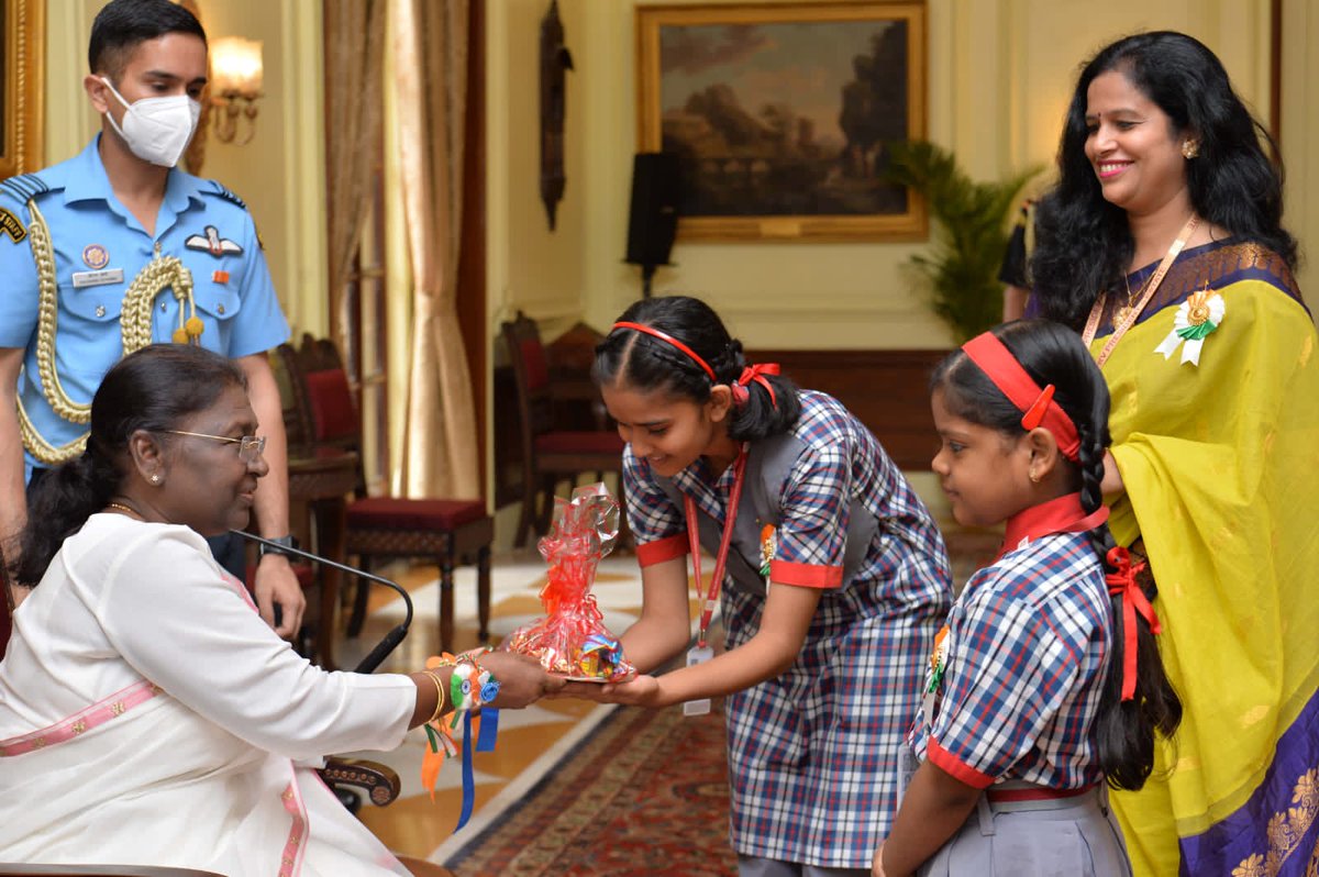KVS_HQ's tweet photo. Students of Dr. Rajendra Prasad Kendriya Vidyalaya @DrRPKV had a privilege of celebrating #Rakshabandhan with Honourable President of India @rashtrapatibhvn.

#KVS #RashtrapatiBhawan https://t.co/lI25l5KWU0