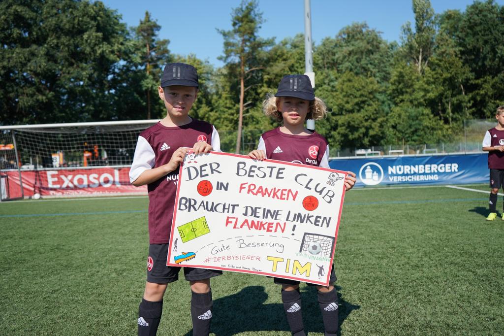 1_fc_nuernberg's tweet photo. ... von den Kids des Fußballcamps gebastelten Bildern &amp; Botschaften. 😍

#fcn https://t.co/sZE7bTHwcL