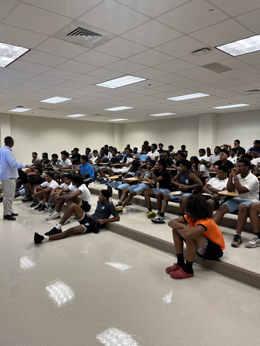 jeremiah_c14's tweet photo. AMAYSING RaiderNation Legacy Talk Wednesday's!!! Thank you Mr. Randy Berry c/o 1988 for watering us with your inspirational words of wisdom!!! #aMAYSingLegacy #SWATS #IfYouAin'tFromTheHillGetOut 💙💛 https://t.co/P9e6cqPW9D