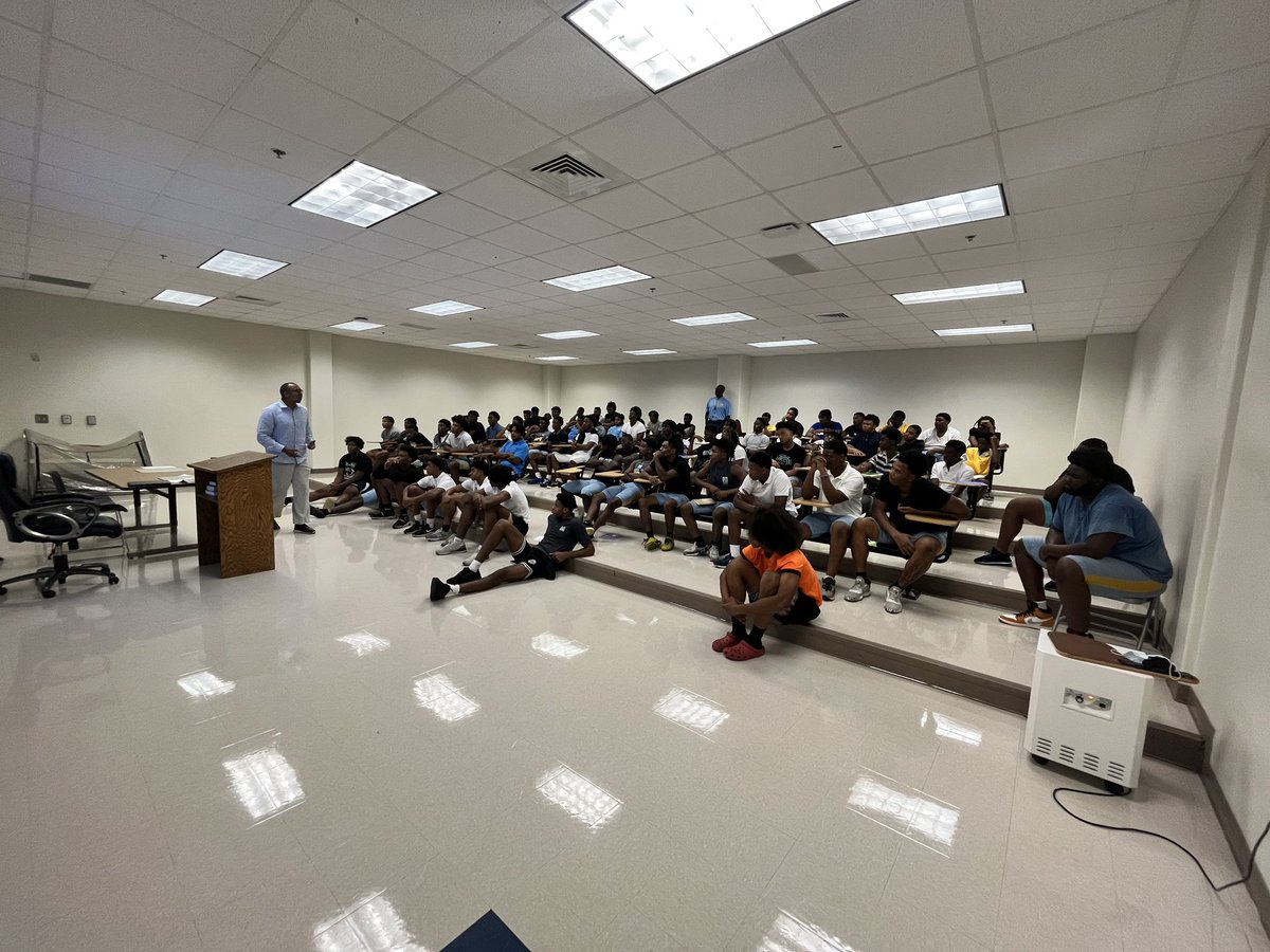 jeremiah_c14's tweet photo. AMAYSING RaiderNation Legacy Talk Wednesday's!!! Thank you Mr. Randy Berry c/o 1988 for watering us with your inspirational words of wisdom!!! #aMAYSingLegacy #SWATS #IfYouAin'tFromTheHillGetOut 💙💛 https://t.co/P9e6cqPW9D