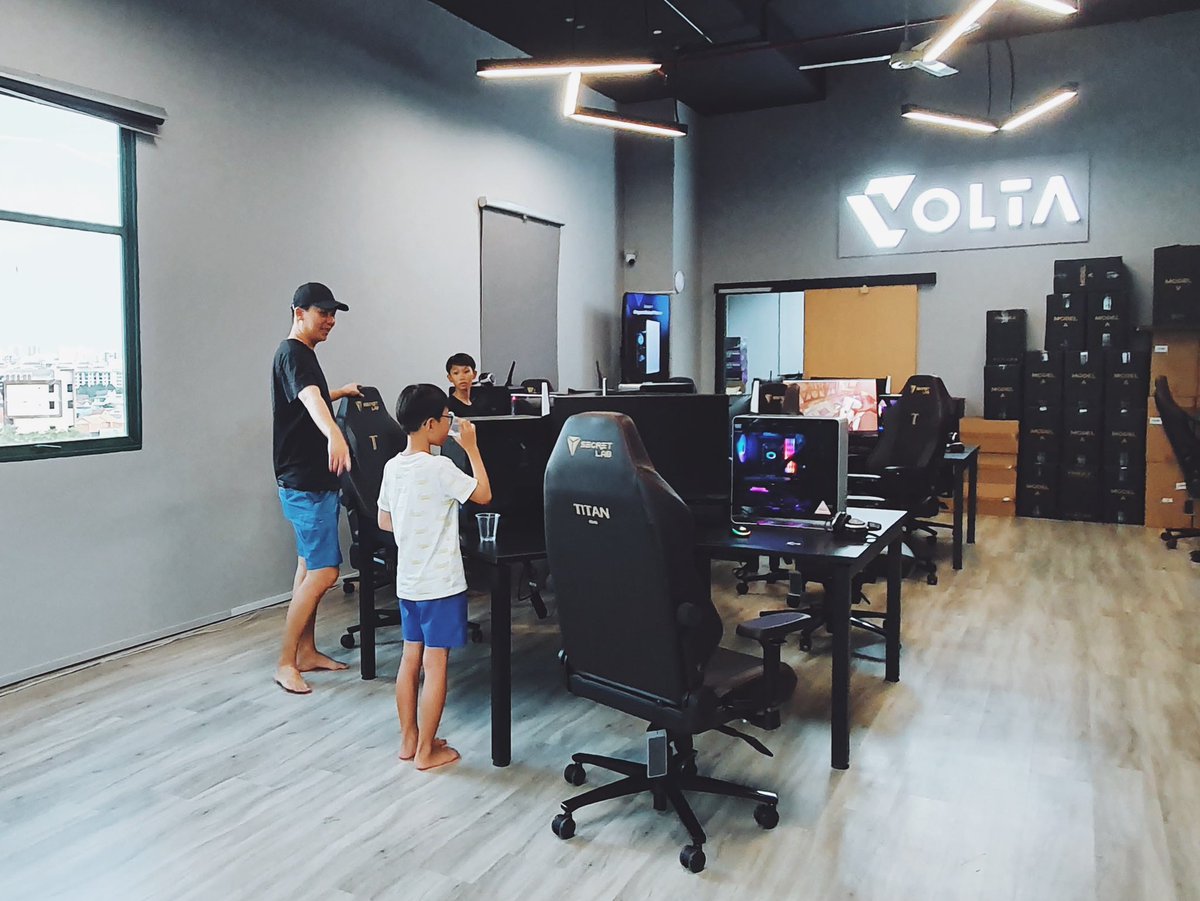 Voltapc's tweet photo. 📍VOLTA PC Gaming Experience Center 
It's more than just a location to try out our greatest gaming PC; it's also a place to spend quality time with your loved ones. 

Free booking at https://t.co/DAQMUk4hWh 

--

#singapore #voltapcgamingcenter #VoltaPC #gamingpc #GamingCenter https://t.co/3pND80lBYb