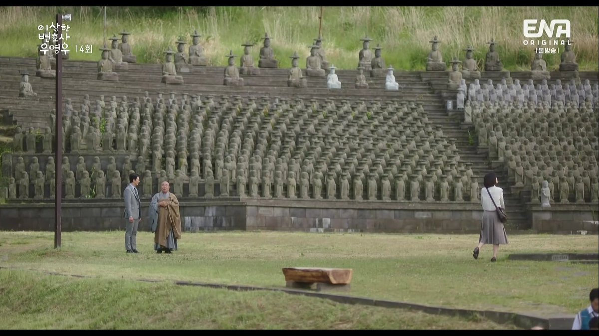 kyuuutaeng's tweet photo. youngwoo couldve walked together with the others but she chose to patiently wait for atty jung. i really love their dynamics together i swearrr, i always found myself looking forward to their funny and wholesome scenes 

#ExtraordinaryAttorneyWoo #ExtraordinaryAttorneyWooEp14 https://t.co/B8IdY0EZl2