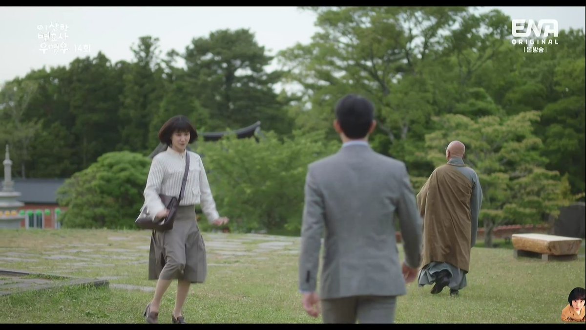 kyuuutaeng's tweet photo. youngwoo couldve walked together with the others but she chose to patiently wait for atty jung. i really love their dynamics together i swearrr, i always found myself looking forward to their funny and wholesome scenes 

#ExtraordinaryAttorneyWoo #ExtraordinaryAttorneyWooEp14 https://t.co/B8IdY0EZl2