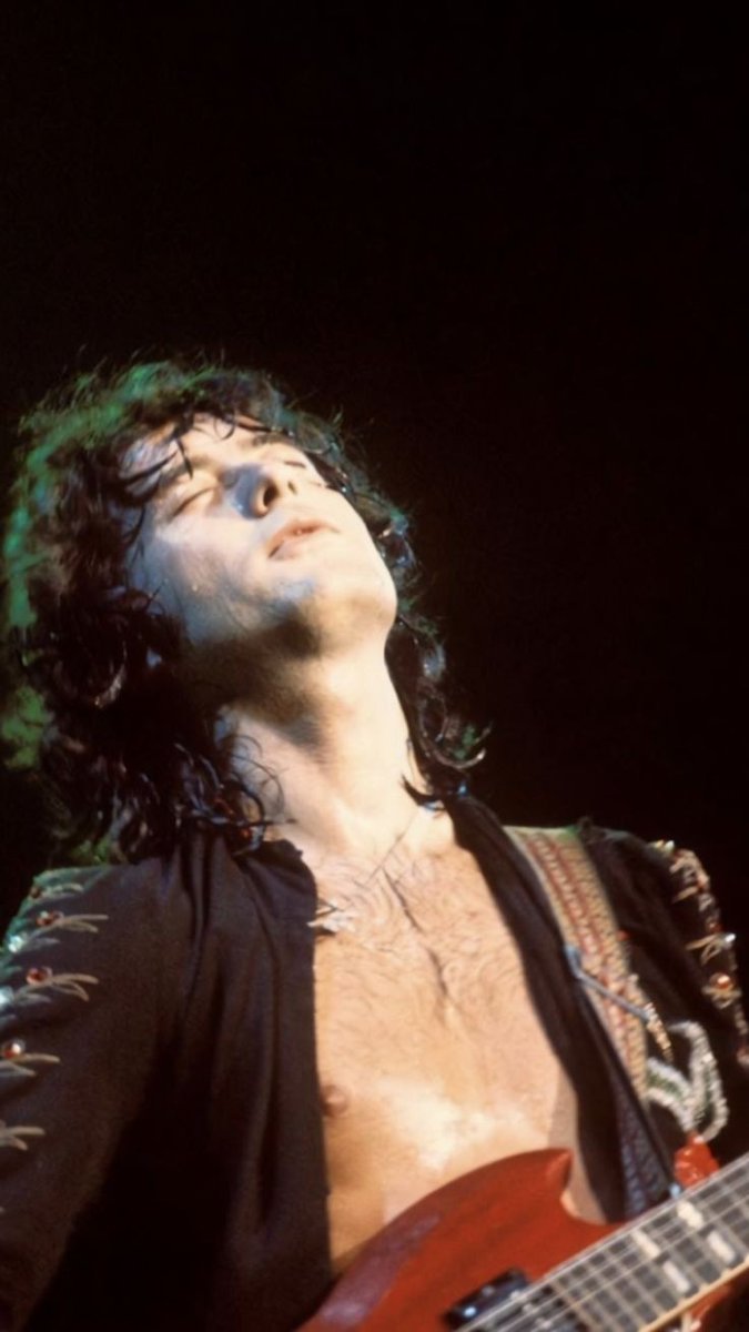 Calliope_1997's tweet photo. Amo su sonrisa, también amo como toca la guitarra, el bajo...Jimmy Page es uno de los integrantes de la grandiosa banda Ledd Zeppelin
#leddzeppelin #jimmypage #rock #music https://t.co/RYFeG6RUFM