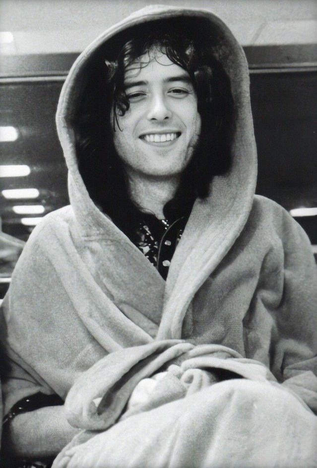 Calliope_1997's tweet photo. Amo su sonrisa, también amo como toca la guitarra, el bajo...Jimmy Page es uno de los integrantes de la grandiosa banda Ledd Zeppelin
#leddzeppelin #jimmypage #rock #music https://t.co/RYFeG6RUFM