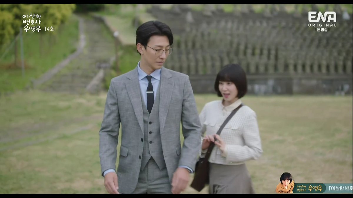 kyuuutaeng's tweet photo. youngwoo couldve walked together with the others but she chose to patiently wait for atty jung. i really love their dynamics together i swearrr, i always found myself looking forward to their funny and wholesome scenes 

#ExtraordinaryAttorneyWoo #ExtraordinaryAttorneyWooEp14 https://t.co/B8IdY0EZl2