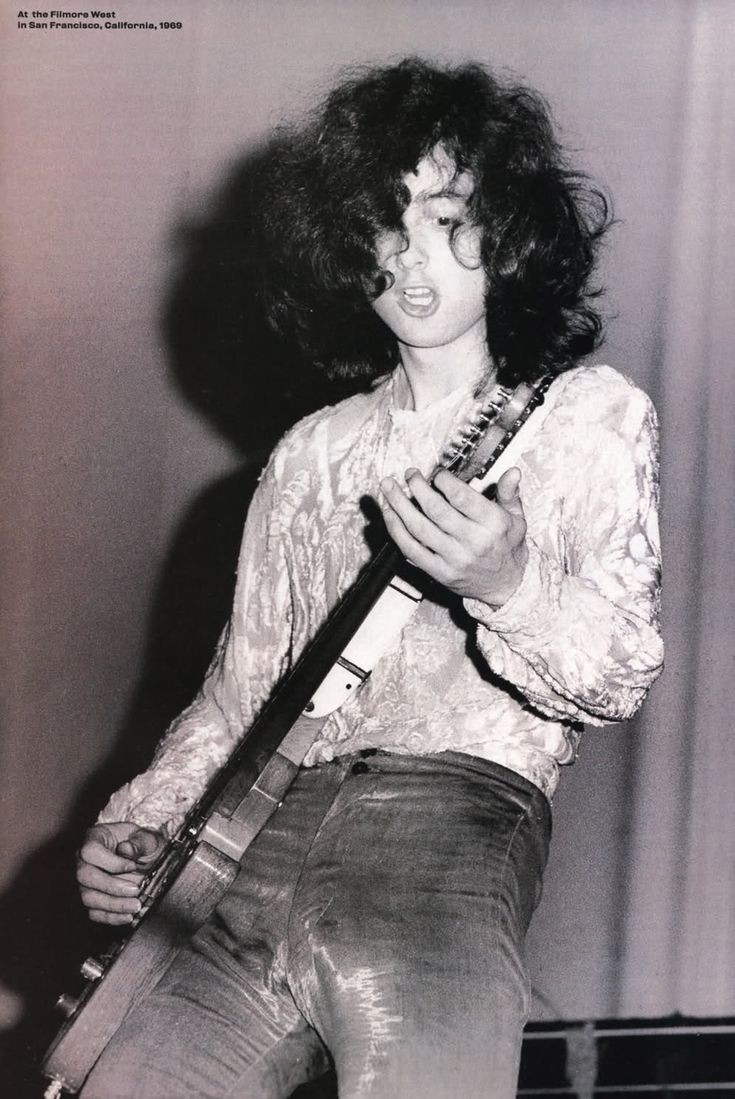 Calliope_1997's tweet photo. Amo su sonrisa, también amo como toca la guitarra, el bajo...Jimmy Page es uno de los integrantes de la grandiosa banda Ledd Zeppelin
#leddzeppelin #jimmypage #rock #music https://t.co/RYFeG6RUFM