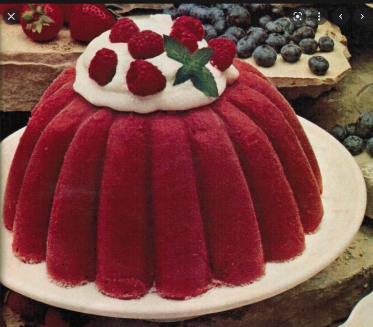 The_LadyAnn's tweet photo. @inqdragon2 I'm going to daydream about smooshing my face right down into this and devouring it, like they do at pie-eating contests. π #RaspberryBombeDay https://t.co/jY0tIjVi2l