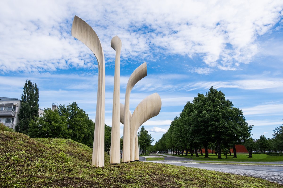 Kiertoliittymätaide. Takuuvarma tunteiden herättäjä. Saimme kunnian toteuttaa <a href="/UniEastFinland/">University of Eastern Finland</a>:lle puisen Kasvu-ympäristötaideteoksen <a href="/Joensuu_fi/">Joensuun kaupunki</a>. Tekninen suunnittelu ja valmistus meidän käsialaa ja versojen muotoilusta vastasi muotoilija Sakari Hartikainen. #puu #taide #joensuu