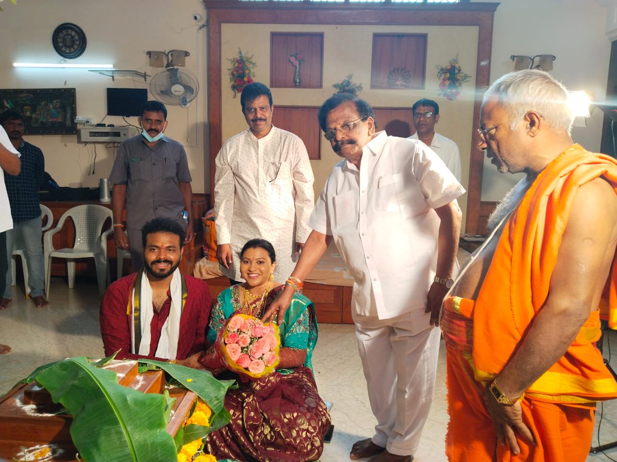 RaghavaraoSidda's tweet photo. కొత్త శ్రీనివాస్, శ్రీమతి మాధవిలత ల కుమార్తె నాగ సాయి సింధు ఐశ్వర్య, అభిలాష్ వివాహం  అనంతరం గురువారం  జరిగిన శ్రీ సత్యనారాయణ స్వామి వ్రత వేడుకలకు హాజరయ్యాను. ఈ సందర్భంగా  నూతన వధూవరులకు   శుభాకాంక్షలు తెలపడం జరిగింది https://t.co/XGeRRKy6xW