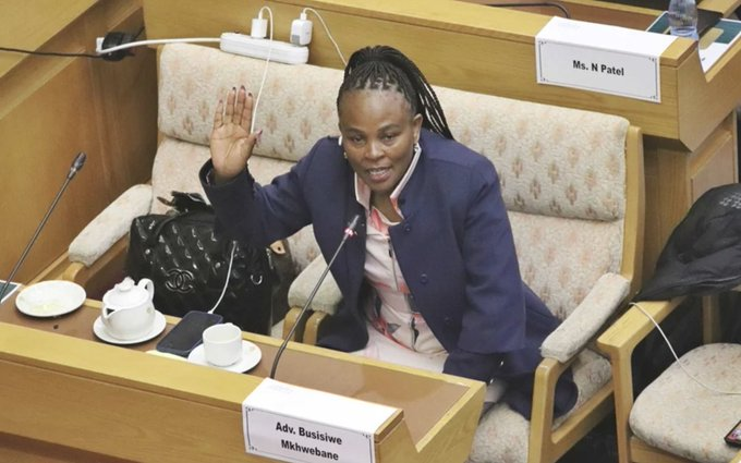 MashSammy's tweet photo. Mkhwebane to Adv Raedani: I said remove findings against Ace Magashule and Mosebenzi Zwane.
Adv Raedani: What would the legal commentators say about the final report? Your changes would cause trouble.
Mkhwebane: Anginandaba.
#ImpeachMkhwebaneAlready #VredeFarm https://t.co/0sOiySpPP5