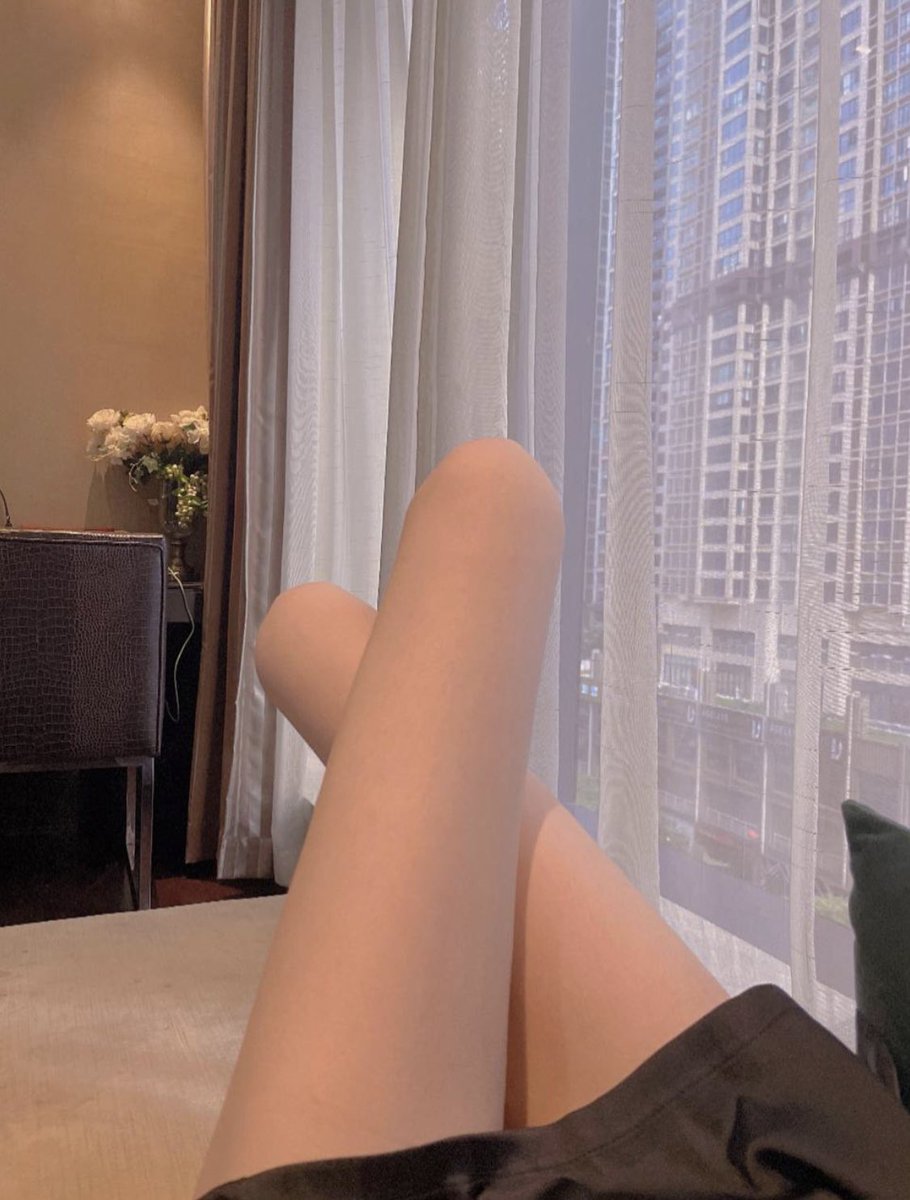 xiaopingguo678's tweet photo. 一个人的寂寞看着外面的大楼 #小美女 #大长腿 https://t.co/UdOEQvvjB5