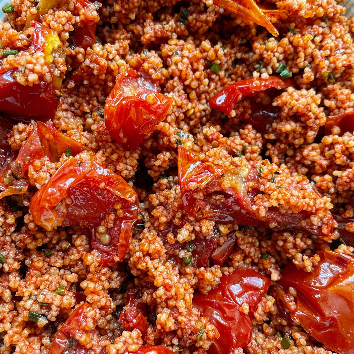 NO COOK?!? Say what??? Need quick and easy options to eat and beat the heat? This smoky tomato couscous from #PersianaEveryday involves NO COOKING and is ready in less than 10 minutes plus it keeps beautifully in the fridge for days