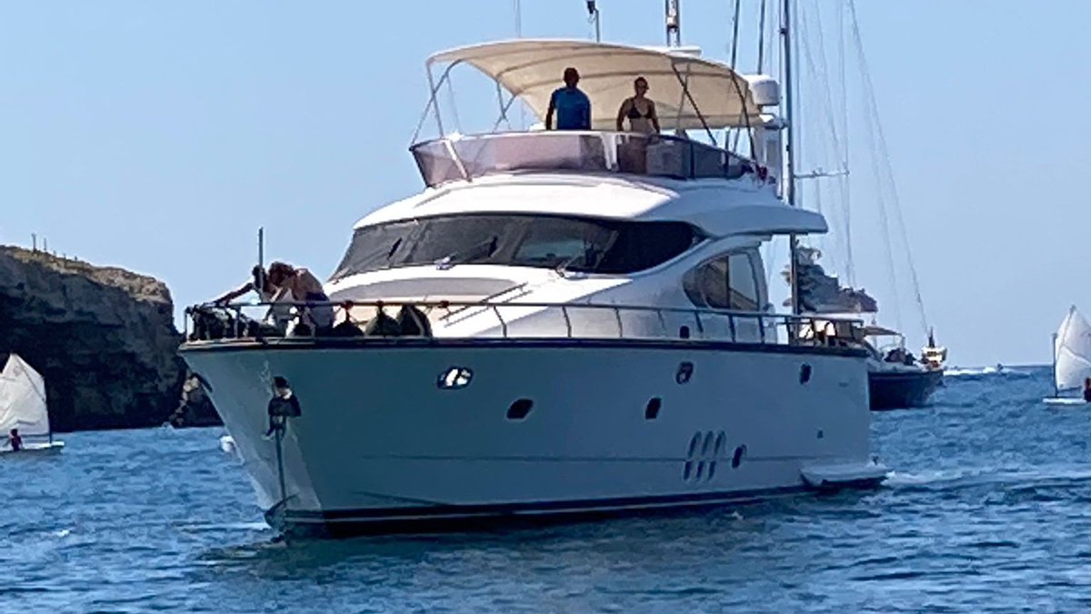 QuinPortVolem's tweet photo. Cala sa Nau i s'Arenal tancades al bany per contaminació fecal, Cala Marçal aigua groga. Desenes de iots arrassant la posidonia de Portocolom i el Consell gastants els doblers en fer promoció turística. Acabaran amb tot! https://t.co/bOdHIfyxa5