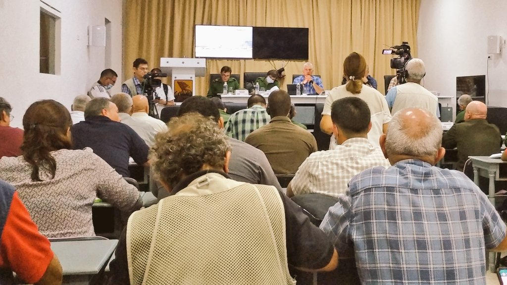 radio26cu's tweet photo. #Radio26 - 🔥‼️Actualizamos - Comenzó reunión de chequeo de acciones en el enfrentamiento al incendio en la Zona Industrial de #Matanzas con la presencia de @DiazCanelB, presidente de la República 👇

Acá las precisiones 👇 https://t.co/nl0CJ1Ijf8 #FuerzaMatanzas #FuerzaCuba https://t.co/UIh8clykkB