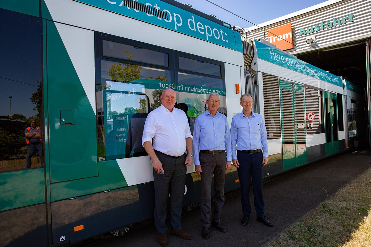 SWP_Potsdam's tweet photo. Guido Beermann, Minister für Infrastruktur und Landesplanung des Landes Brandenburg, war gestern zu Gast beim ViP, um sich über den aktuellen Stand der Depot #automatisation und autonomen #Tram zu informieren.

#AStriD @vip_potsdam und @SiemensMobility https://t.co/JC9d9Pb9W0
