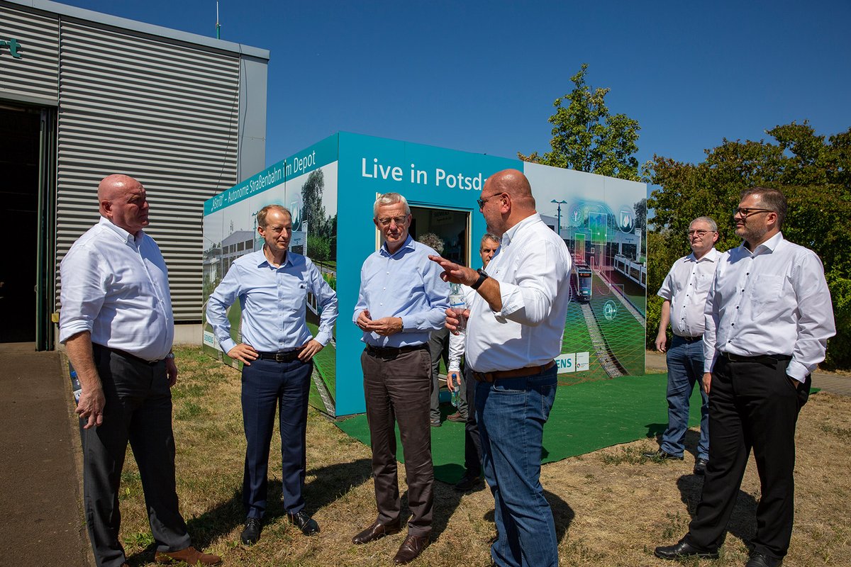 SWP_Potsdam's tweet photo. Guido Beermann, Minister für Infrastruktur und Landesplanung des Landes Brandenburg, war gestern zu Gast beim ViP, um sich über den aktuellen Stand der Depot #automatisation und autonomen #Tram zu informieren.

#AStriD @vip_potsdam und @SiemensMobility https://t.co/JC9d9Pb9W0