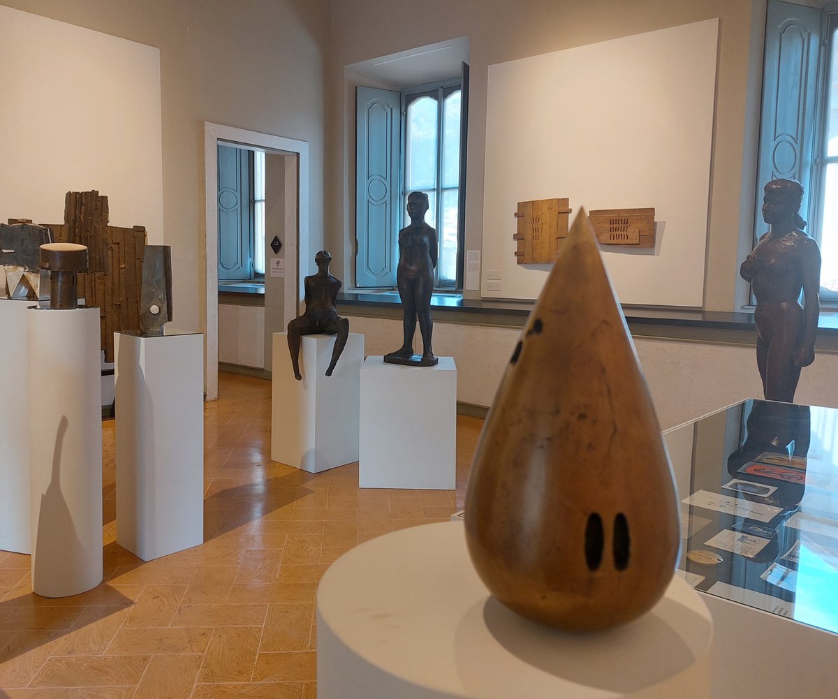 Mostra da non perdere alla Pinacoteca di Como dedicata a Kengiro AZUMA, figura significativa  della scultura internazionale: giapponese, allievo e poi assistente di Marino Marini a Brera, ha operato a Milano fino alla morte nel 2016. Una scultura che dà materia alla filosofia Zen