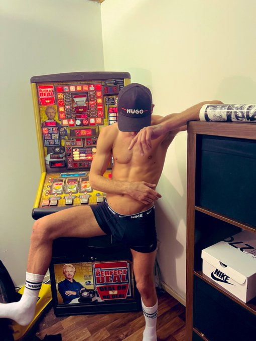 Who’s wants Bending over the fruity! ?? #scally #chav #nikelad #buldge #socks #trainers #sockworship