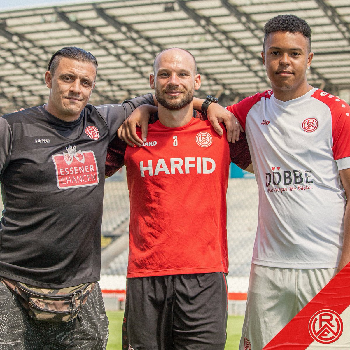 rot_weiss_essen's tweet photo. 🤝 An der #Hafenstraße wird Zusammenhalt groß geschrieben! Initiiert von Felix Herzenbruch, gibt unsere 1. Mannschaft der @EssenerChancen-Elf #TeamIII mit einer Fußballschuh-Spende Handwerkzeug für kommende Aufgaben. 🔴⚪️
👉 https://t.co/jmF6XLC581
#immeRWEiter #nurderrwe https://t.co/icBeFVurAL