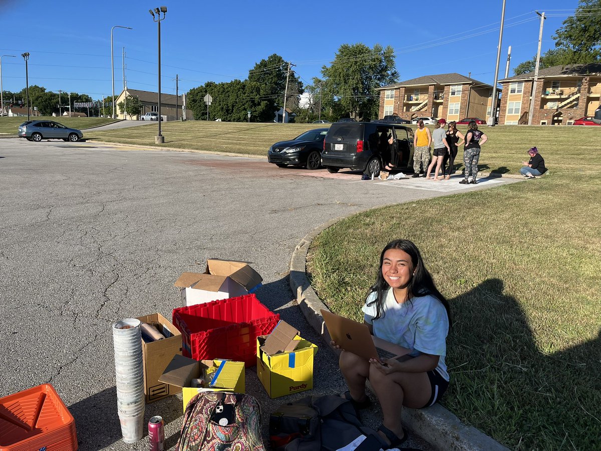 Matthew_D_Perry's tweet photo. 2023 WC SENIORS. First big event of a great year, painting those parking lot spots! If you snoozed you may never get that preferred spot! #bestclassever #classof2023 #WCclassof23 #WCSTUCO @WCSTUCO https://t.co/xQgXDu8aij