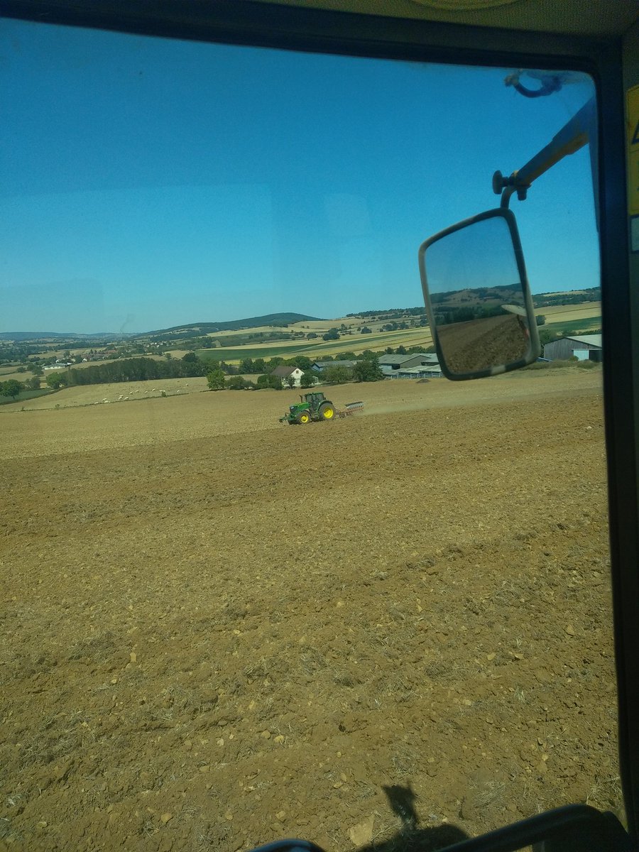 c'est parti pour le #colza 2023 #bio :
-ce matin épandage de fiente
-cette après midi labour charrue dechaumeuse ovlac et passage de herse rotative kuhn avec le croskill derriere
- demain semis au monograine
Et ensuite de la pluie 🤞🤞🤞
<a href="/_BourgogneDuSud/">Bourgogne Du Sud</a> <a href="/JohnDeere/">John Deere USA</a> <a href="/KUHNFrance/">KUHN France</a>