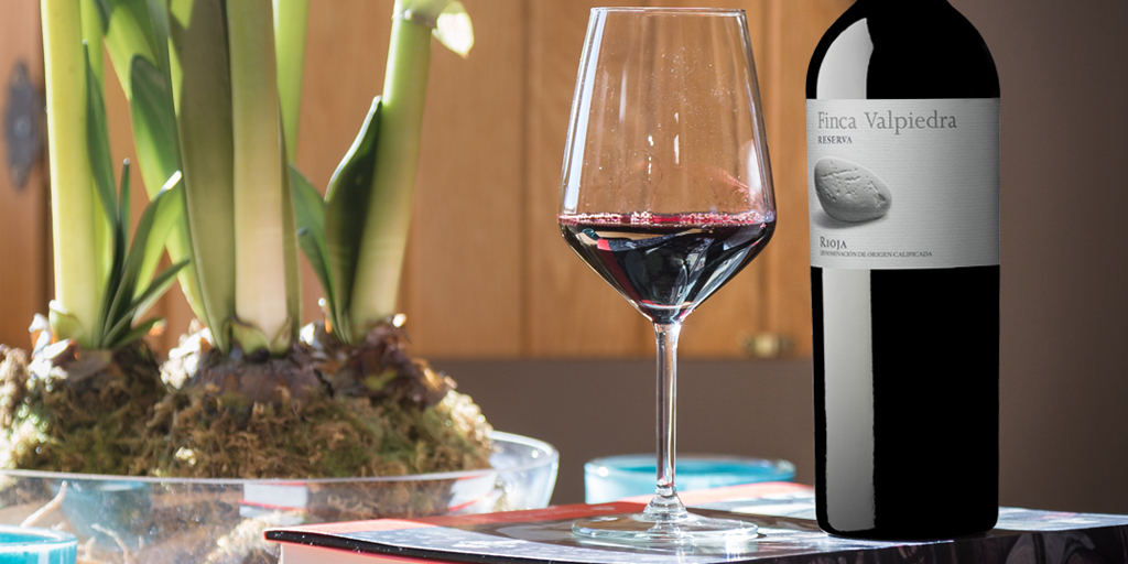 Nada mejor para relajarse que una buena copa de vino acompañada de su tapa. Es tu momento… #DíaDeLaRelajación