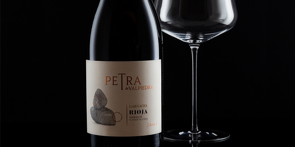 Un delicado vino de Rioja envejecido 16 meses en barrica de roble francés. Elaborado 100% con uva Garnacha, Petra de Valpiedra, presenta un amplio abanico de aromas frutales donde destacan los frutos rojos. ¿Te apetece probarlo? 🍷